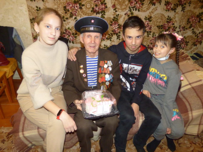 Юные корреспонденты «Соликамского рабочего» — в гостях у ветерана Александра Шумкова